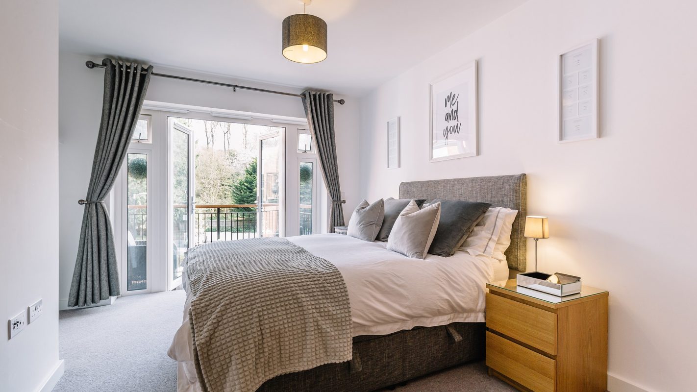 Escape to a Cozy Bedroom Oasis (Photo by <a href="https://pixabay.com/users/stubaileyphoto-19245286/">StuBaileyPhoto</a>)